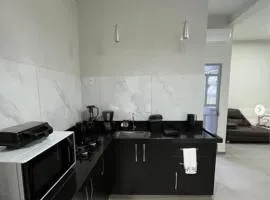 N 41 Apto Central Novo com 2 quartos com ar condicionado e garagem