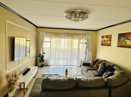Modern Fourways -Spacious 3Bedroom Retreat& 2 bath