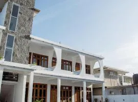Bay Dreams Beach Hotel & Surf Camp