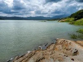 Elee Villa - Waterfront Retreat with Victoria Reservoir & Mountain Views