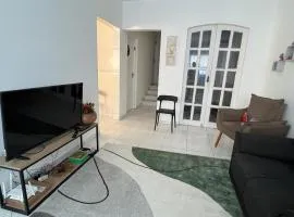 Casa completa para grupo familiar ou trabalhadores comporta tranquilamente seis hóspedes em 2 quartos e 1 Suite