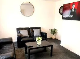Spacious and Attractive 5 Bed Semi Detached House and Private Luxury En Suite Apartment Birmingham Hamstead Road B43 5BD