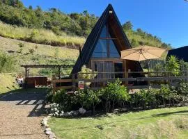 Chalé romântico com hidro, lareira e churrasqueira na Serra