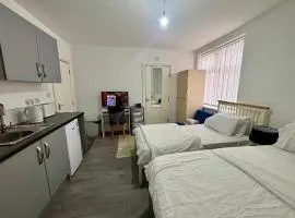 Homes Rentals Studio flat Sleeps 3 with WiFi