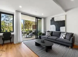 Executive 1 bed opposite Long Reef Golf Course