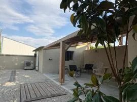 Gîte climatisé avec cour privée calme et vignobles 4 pers