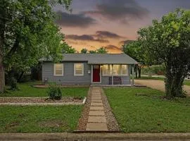Charming Bungalow - Walk to Georgetown Square