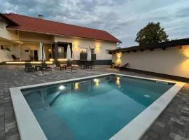 House Karla - bazen, jacuzzi i sauna