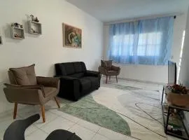 Suite ou quarto em ambiente compartilhado, com cozinha e sala equipada