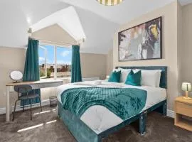 Luxury Home, Sleeps 12, Pool Table, Free Parking