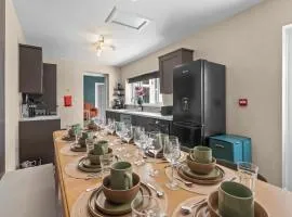 Luxury Home, Sleeps 12, Pool Table, Free Parking