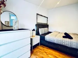 Cozy 1BR Apt & LR with Terrace Near Museum Gugging
