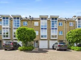 3-Bed Modern Home, 3-Min Walk to Station, Direct Trains to London, Zone 6, Free Parking