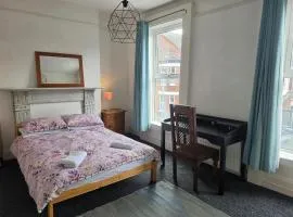 Spacious Central 4 Bedroom House with fast WiFi
