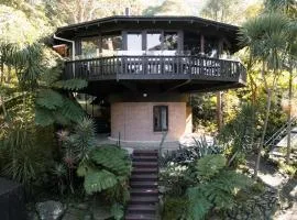 The Graceful Dodeca Treehouse Coalcliff
