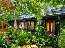 The Black Cockatoo - Secret Garden Treetops Home