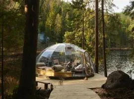 Spectalular glass-iglo suite by a fairytale lake