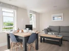 Beach View - Stylish Stay, Estuary Views & Luxury Spa Access