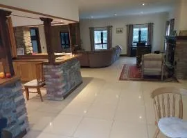 House Sleeps 11 with Parking