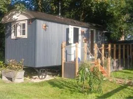 Cabin Sleeps 2 with Parking and Patio