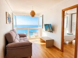 Sea views, pool and free parking by the beach