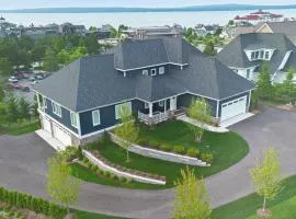 Spacious 7-bedroom retreat in beautiful Bay Harbor, perfect for large groups!