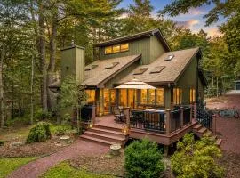 Lake Naomi, Fairy Village, FirepitCreekside Cabin