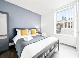 King Bed Apartment Near Lloyds, Piece Hall, Train Station And Hospital
