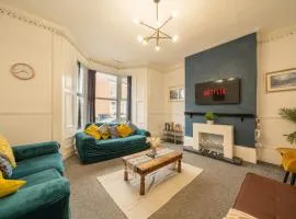 Spacious 3-Bedroom Home, City Centre, Free Parking, Sleeps 9