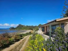 Lorna's SeaShaw - Kiwiana Beach Bach House