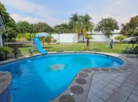 Villa Cocoyoc 23 Pax Pool Jacuzzi and Basketball