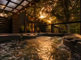 Couples Retreat: King Bed:Hot tub:Firepit & More