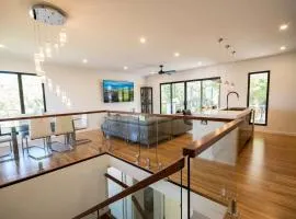 Modern Coastal Escape Walk to Beach Cafes amp CBD