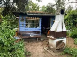Blaue Hütte im Naturgarten Eigener Schlafsack