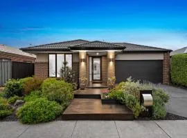 Elegant Luxury 3BR Family Home - Cranbourne North