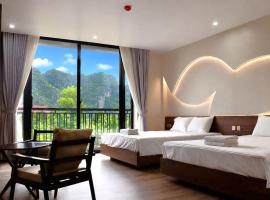 Hidden Green Hotel Tam Coc - Rooftop Pool With Mountain View, hotelli kohteessa Ninh Bình