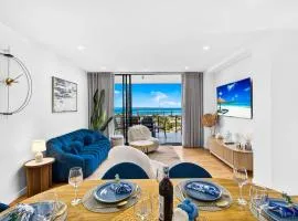 3-Bedroom Apartment with Sea View, Rooftop Pool, Study & Free Parking