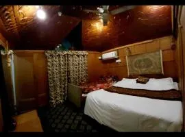 T luxury Heritage houseboat