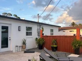 4BR Pool VILLA, Private Backyard, 10 Min to Beach