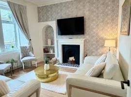 THE GRAND COWAL COTTAGE - Spacious & Comfortable, Luxurious Holiday Home in Dunoon, Argyll - Sleeps 8 guests - 4 Double Bedrooms - 3 bathrooms