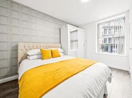 King Bed Apartment 5 Mins To Piece Hall, Lloyds And Trains