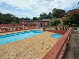 Chácara familiar em Mairinque com Piscina Adulto e Infantil, Wi-Fi e Churrasqueira