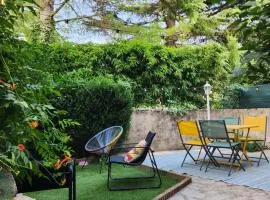 Petite maison avec jardin au centre du village