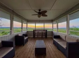 Spacious Waterfront Retreat - Sleeps 6 - 10 Min to Parris Island