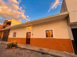 Casa Amarilla, 2 bedrooms, AC, Fiber Wi-Fi