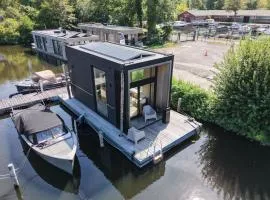 Modern Stay Tiny Houseboat to visit Amsterdam
