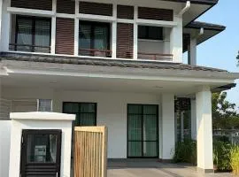 A Cozy Deluxe Room in Jalan Eco Majestic Semenyih