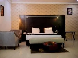 Monarchs Luxury Palace hotel