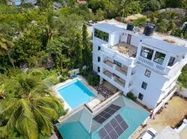 Diani Luxe Villa Elegant suite with private kitchen, 600m from the beach