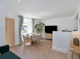 Nr Co-op Contractor & Long Stays Parking Sleeps 4